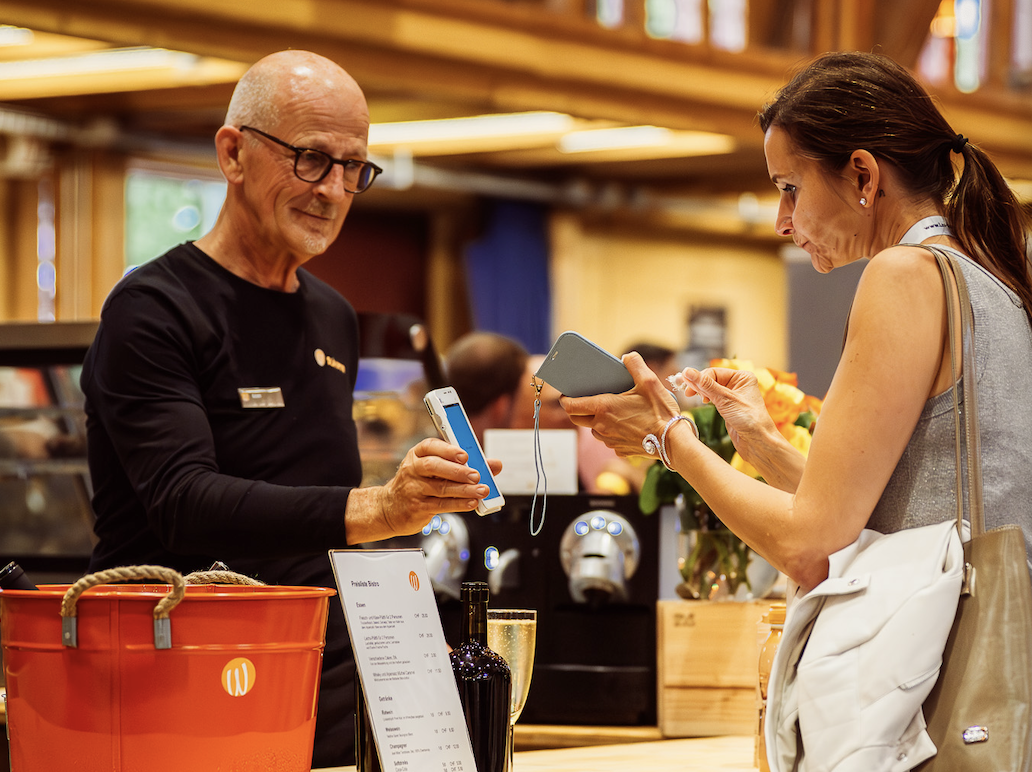 bistro-im-zentrum-der-halle-an-der whisky-maess-winterthur-2025.png